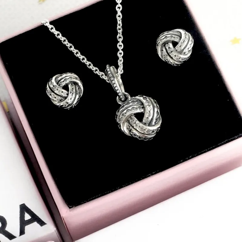 Conjunto aretes y collar Pandora nudo