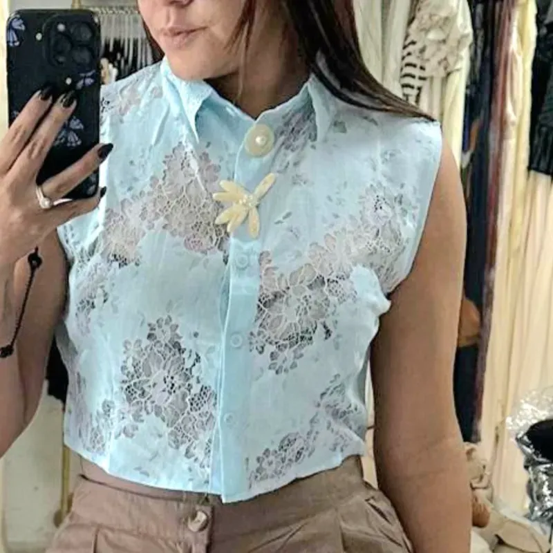 Blusa azul corta detale de conchas