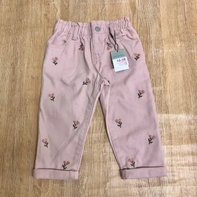 Pantalón rosado con flores bordadas