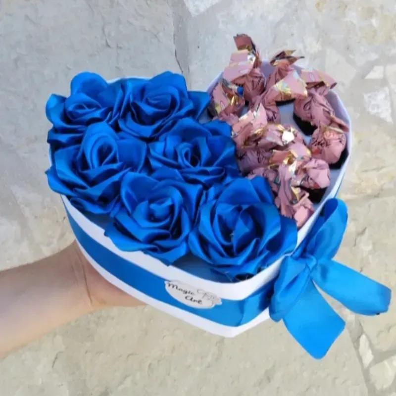 Corazón de 6 rosas y bombones