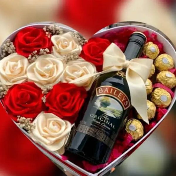 Corazón 8 ferreros +9 rosas eternas +botella de vino
