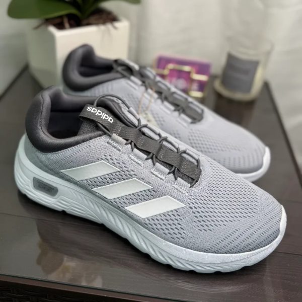 ADIDAS. Zapatillas de hombre grices