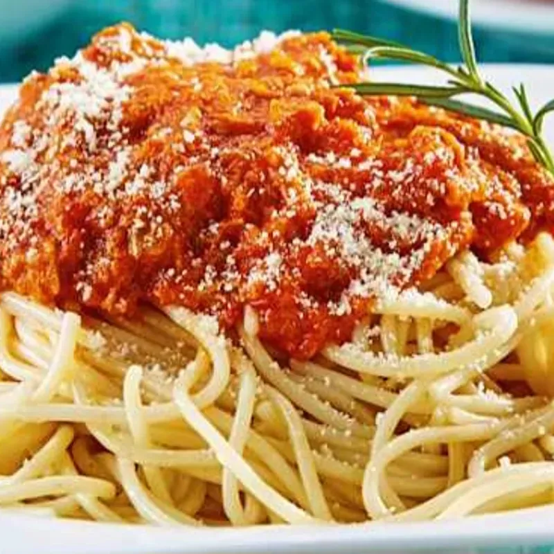 Spaguetti con Atún queso en salsa de tómate