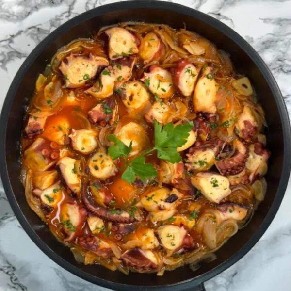 Pulpo encebollado al pimentón