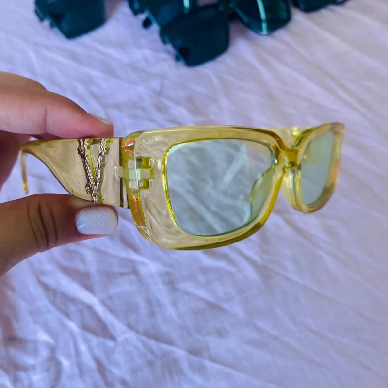 Gafas de sol con lentes claros y detalles en la armadura