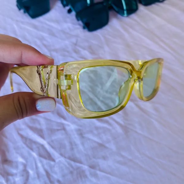 Gafas de sol con lentes claros y detalles en la armadura