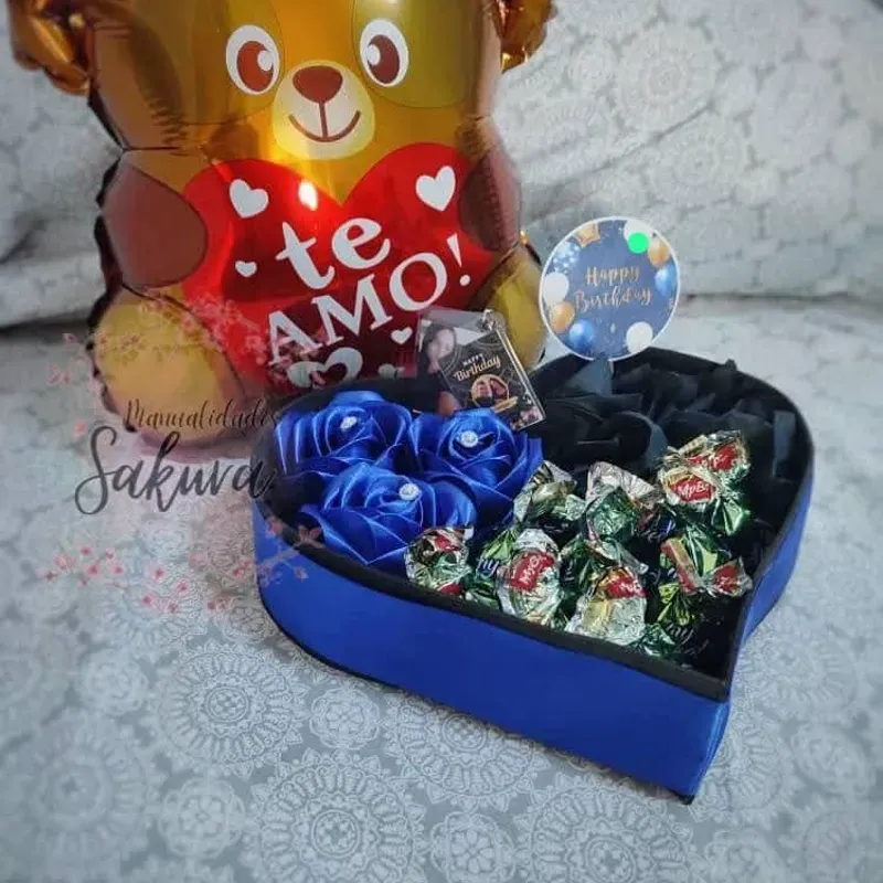 Caja corazón con bombones y osito inflable