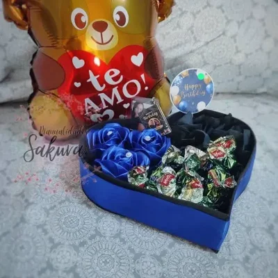 Caja corazón con bombones y osito inflable