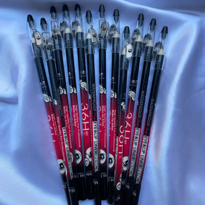 Lápiz negro para ojos  