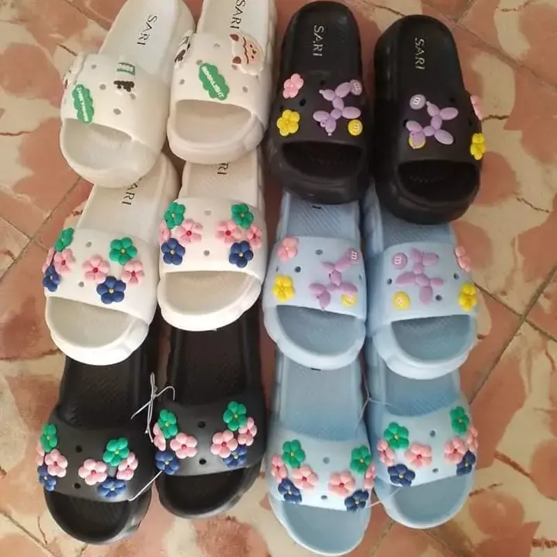 Chanclas com charms 2
