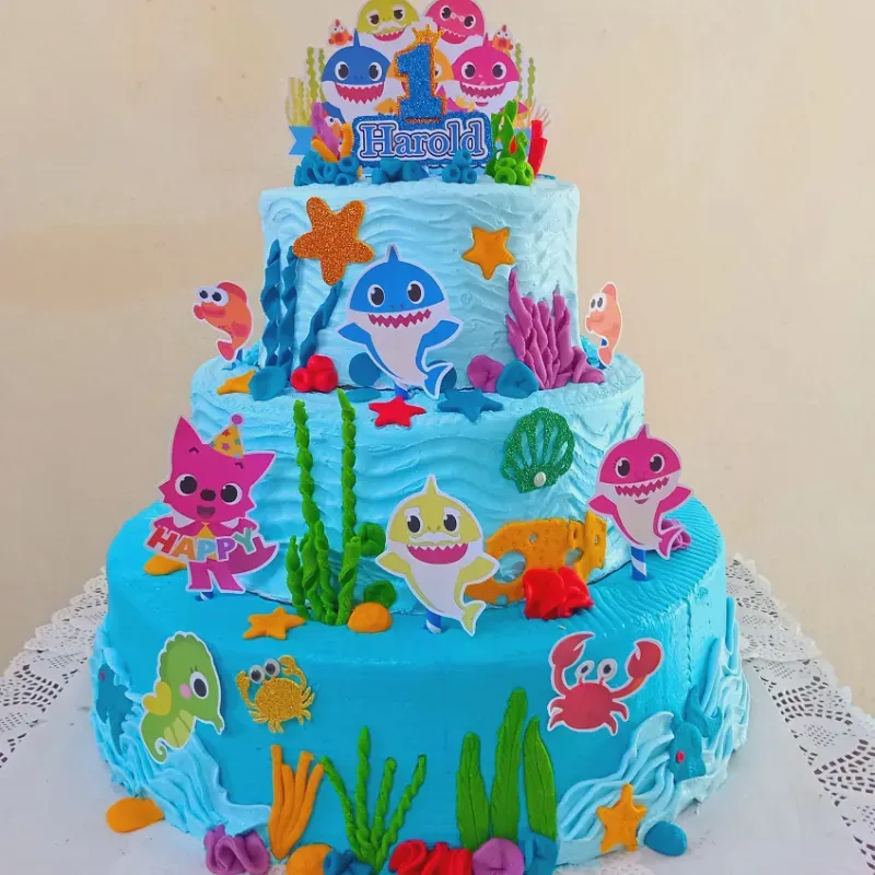 Pastel de tres pisos temática Babyshark