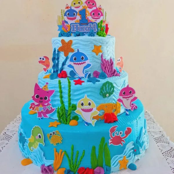Pastel de tres pisos temática Babyshark