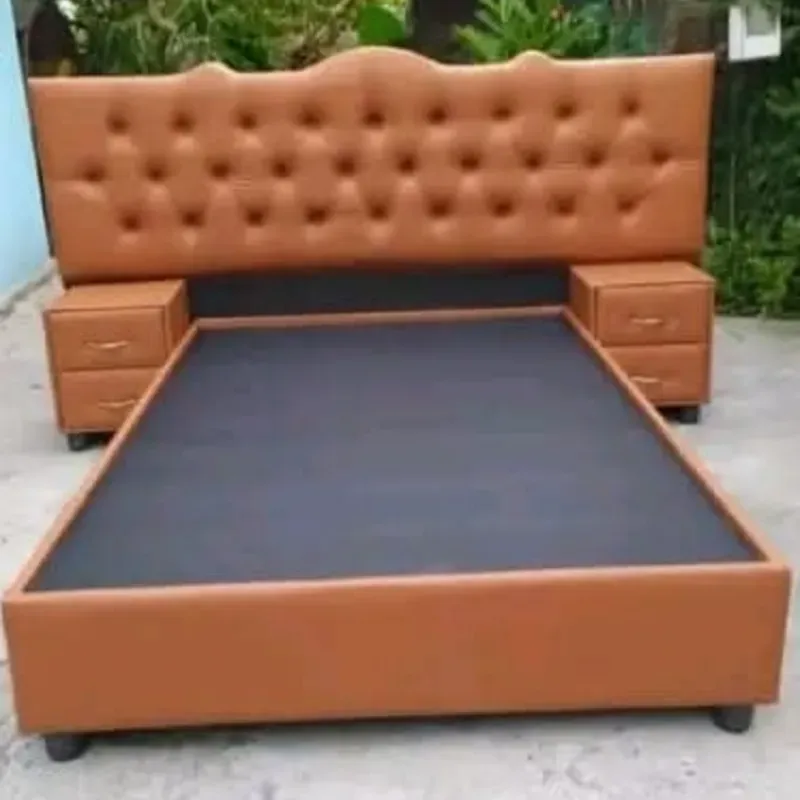 CAMA SIN PIELERA Y CON MESITAS