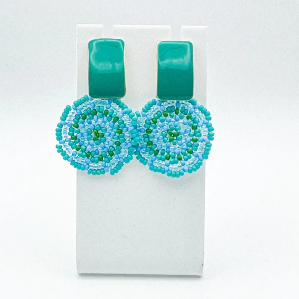 Aretes tejidos con herrajes esmaltados