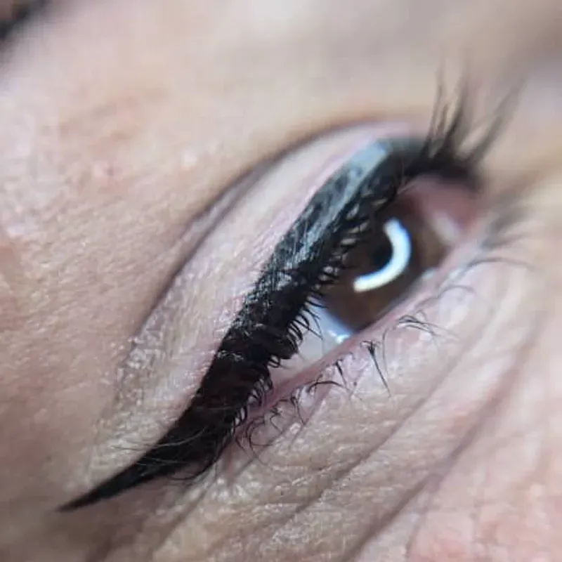 ️ Delineado Negro Superior