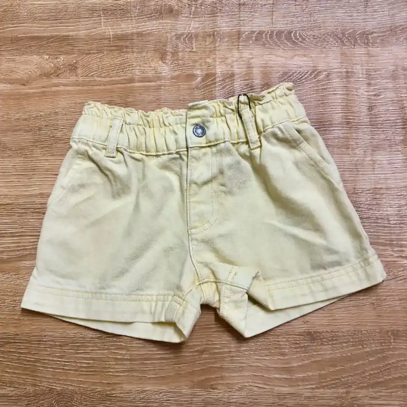 Short de color amarillo