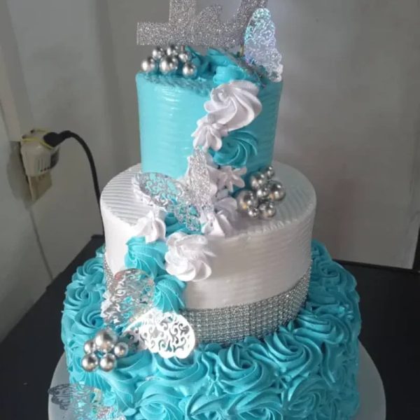 Pastel tres pisos azul