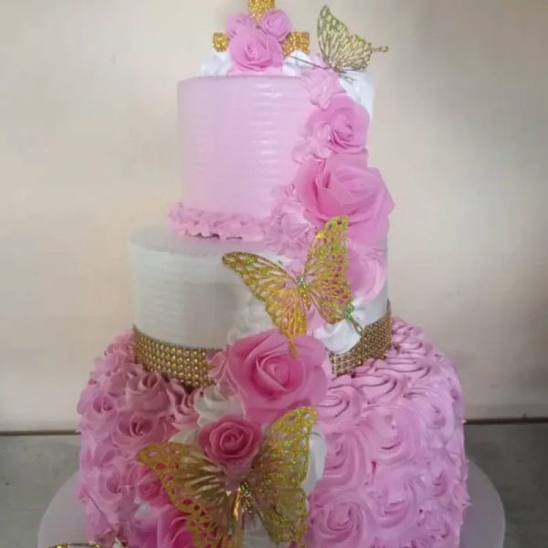 Pastel tres pisos rosa y blanco