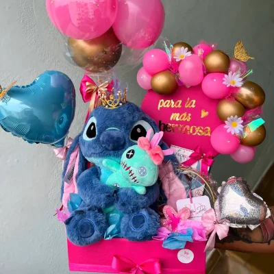 Caja con peluche Stich