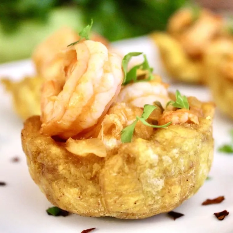 Tostones rellenos de camarón