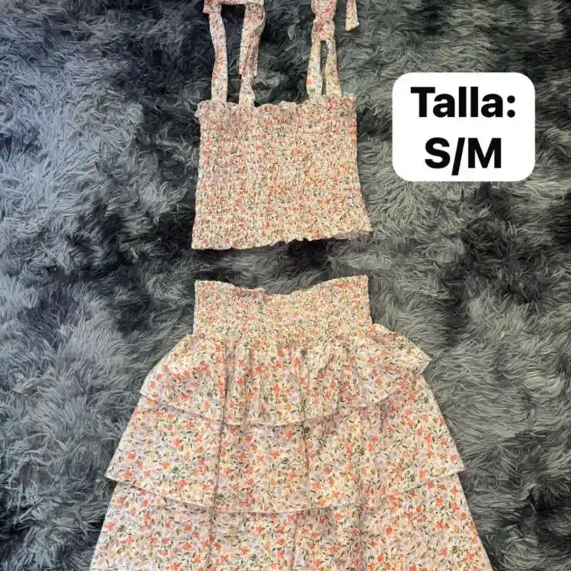 Conjunto de saya corta y blusa