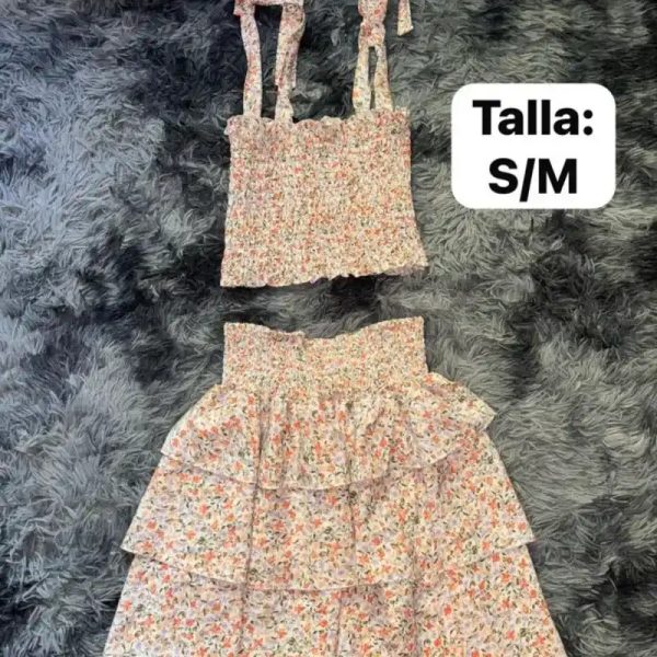 Conjunto de saya corta y blusa
