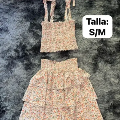 Conjunto de saya corta y blusa