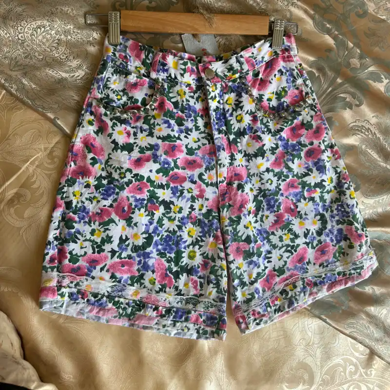 Short rosita con flores