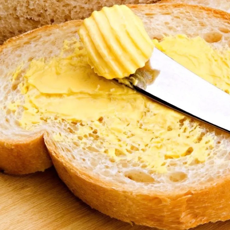 Tostadas de pan con mantequilla