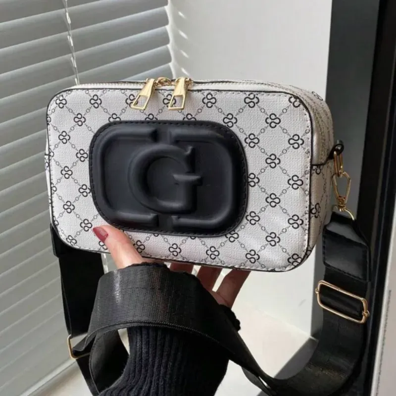 Cartera pequena blanca y negra