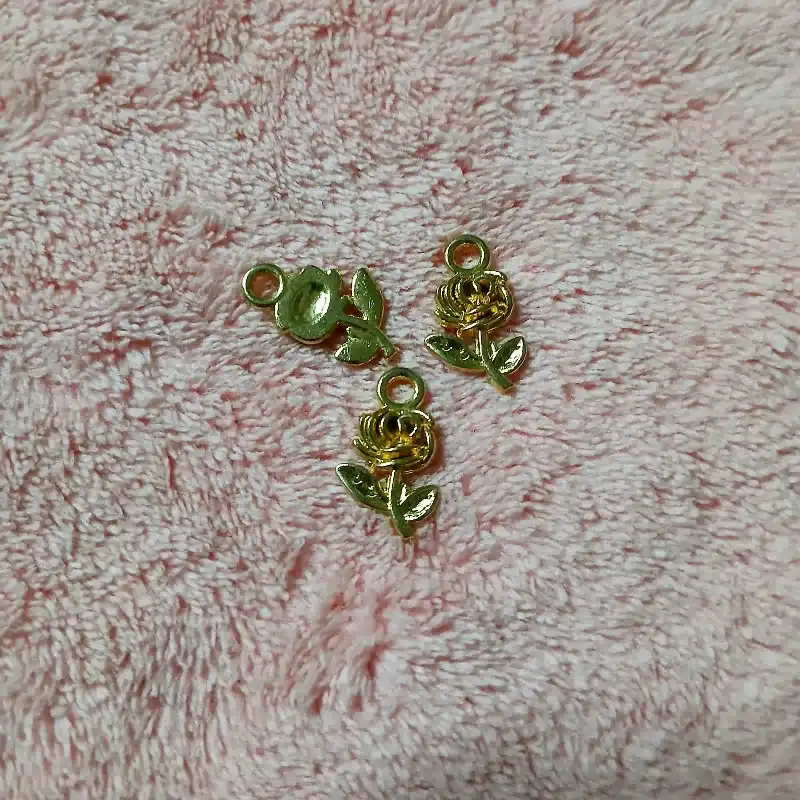 Dije Rosa enchapada en oro