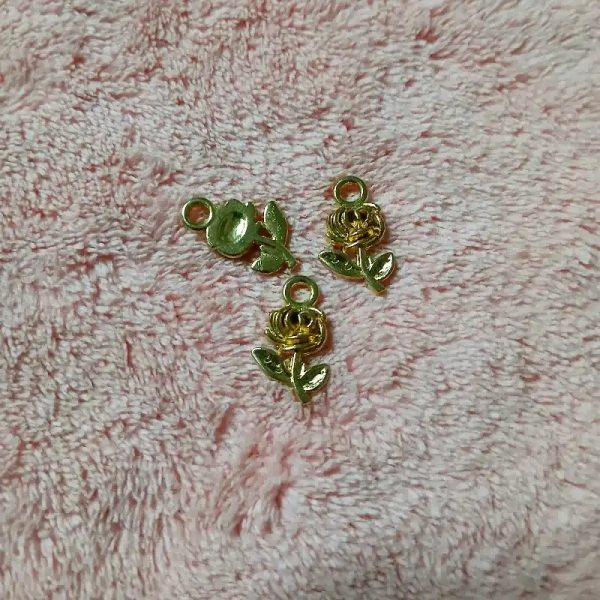 Dije Rosa enchapada en oro
