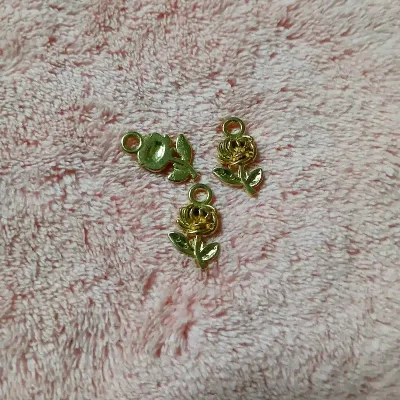 Dije Rosa enchapada en oro