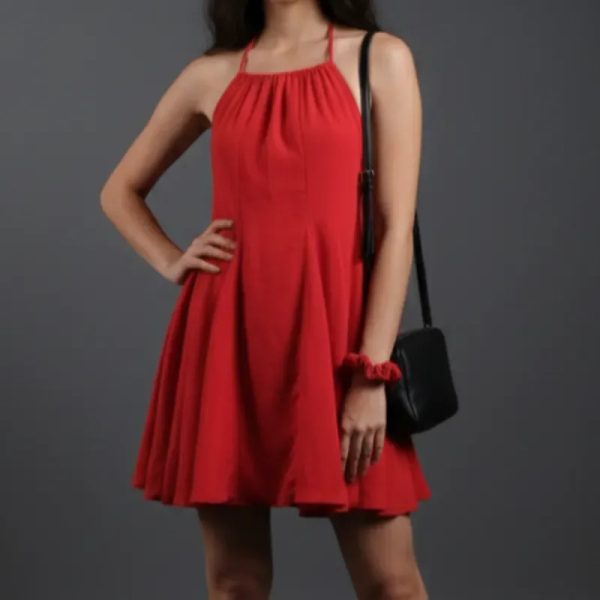Vestido corto ajustable en el cuello y espalda