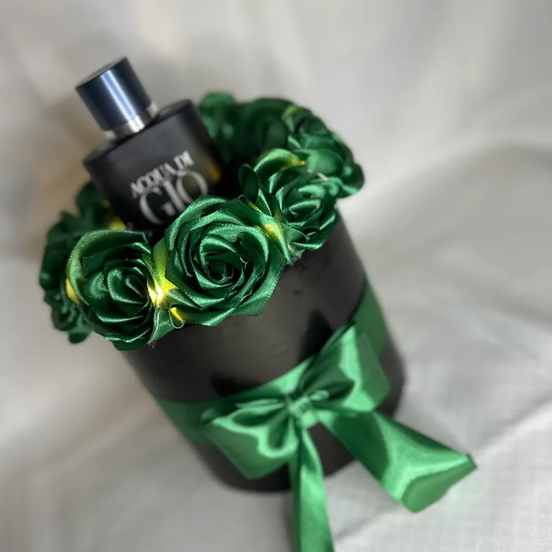 Arreglo de rosas verde y perfume