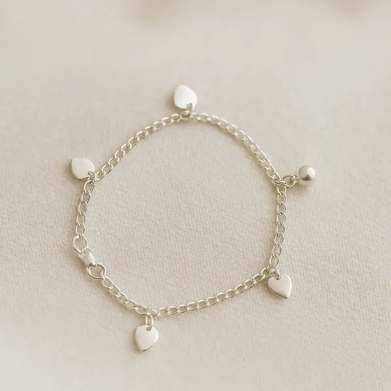 Pulsera con corazones