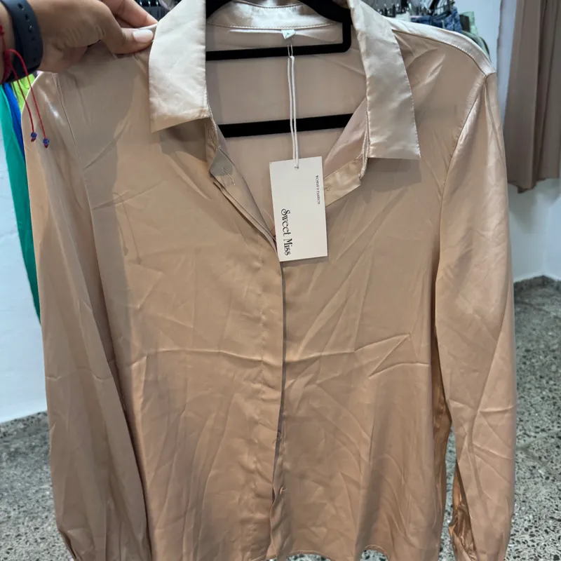 Camisa de satén color champán