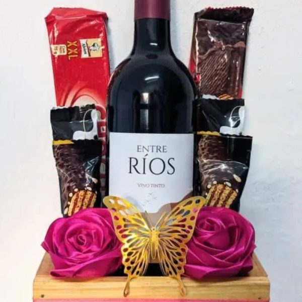 Caja con botella de vino y chucherías