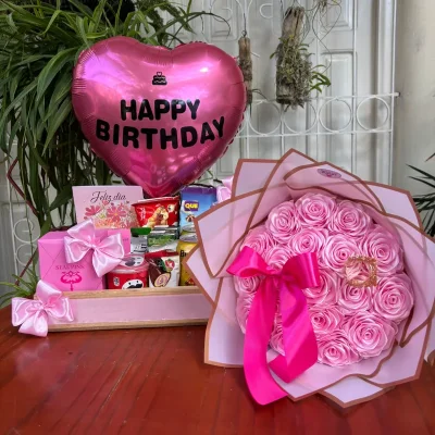 Confituras, perfume y ramo de rosas eternas