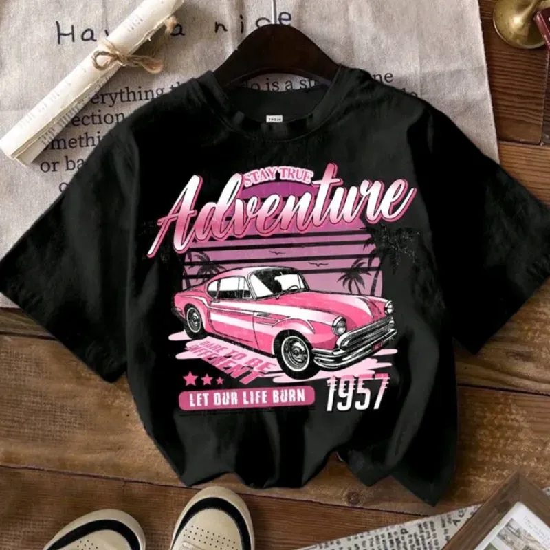 Camiseta negra con diseño de carro