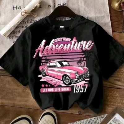 Camiseta negra con diseño de carro