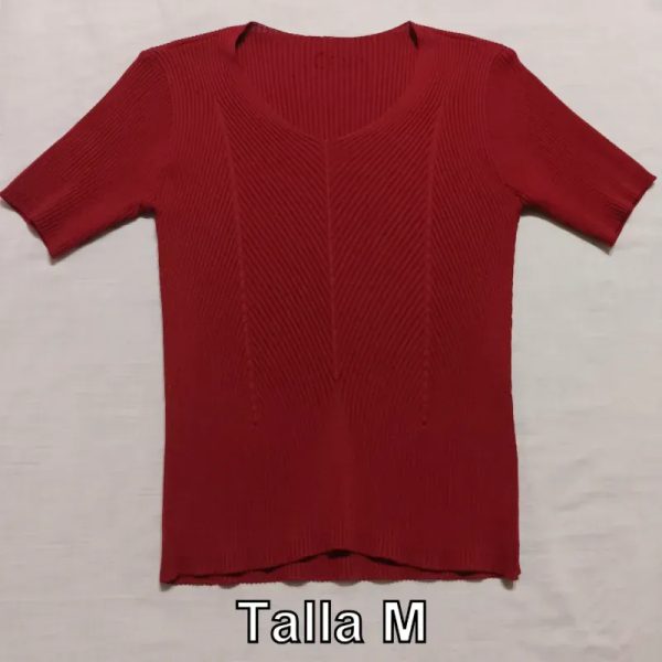 Blusa de tejido rojo vino.