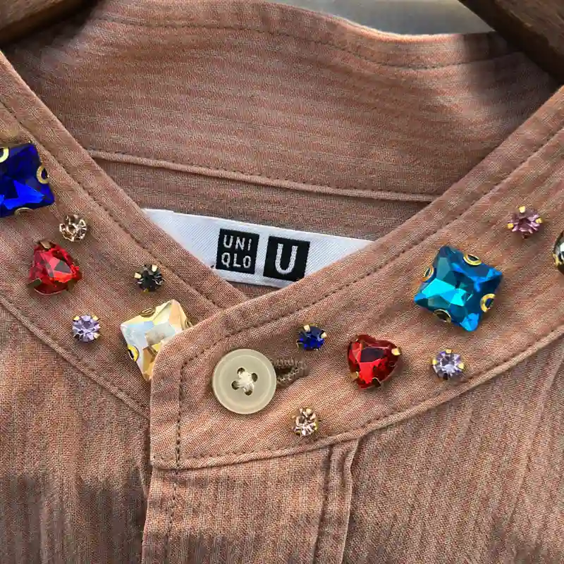 Camisa con piedras en el cuello