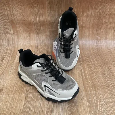 Tenis color negro y marrón claro