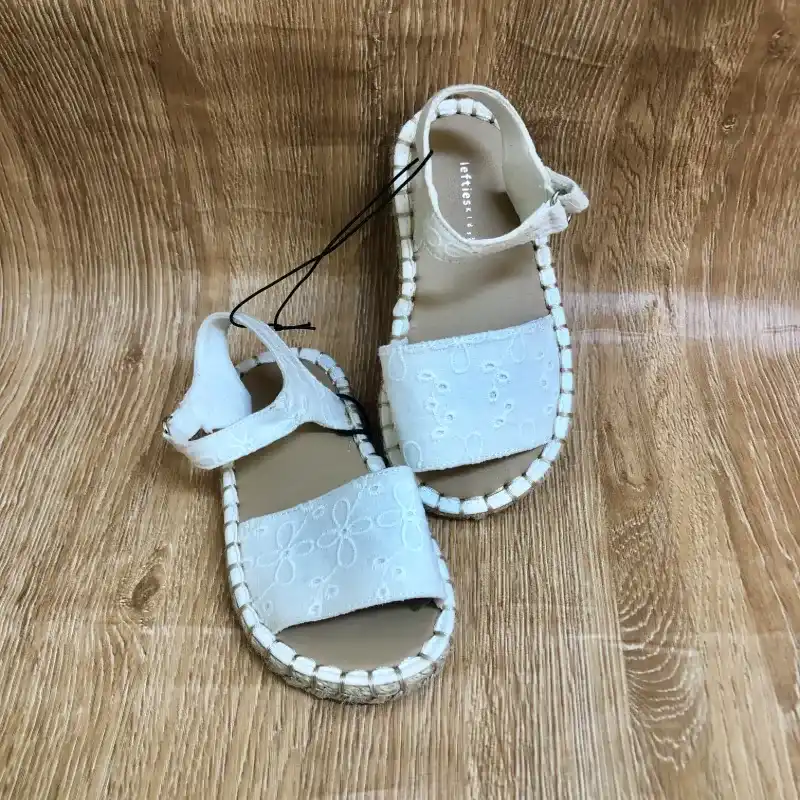 Sandalias blancas con bordados