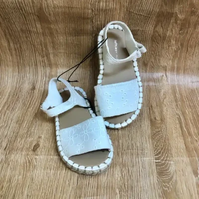 Sandalias blancas con bordados
