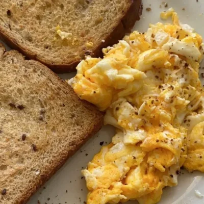 Huevos revueltos con pan