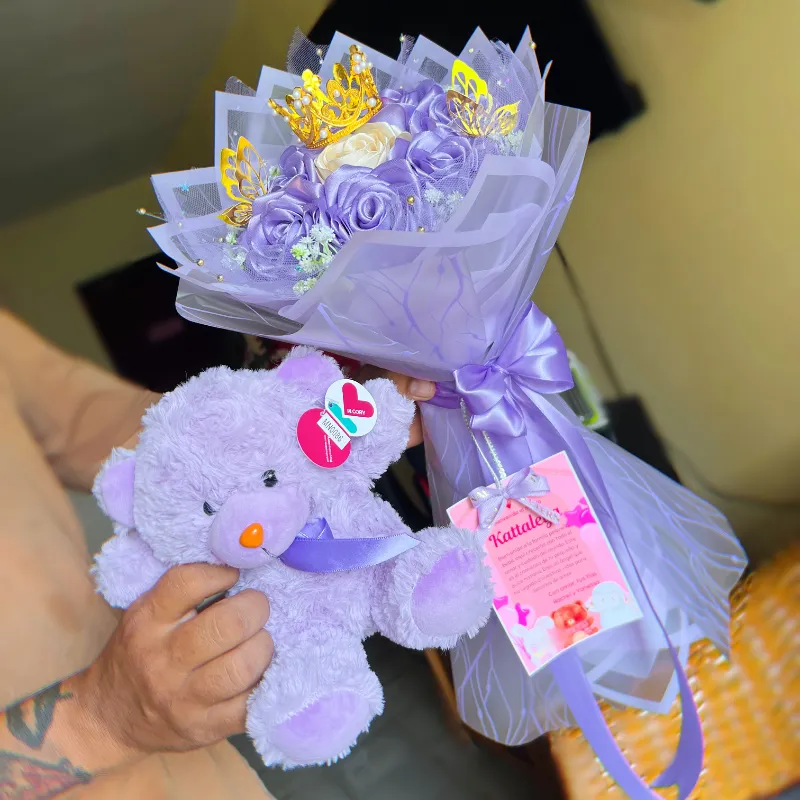 Ramo de 8 rosas eternas con oso