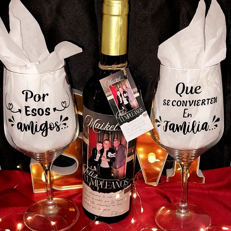 Conjunto de botella de vino y copas personalizadas