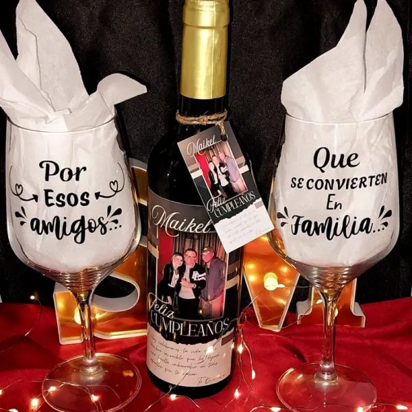 Conjunto de botella de vino y copas personalizadas